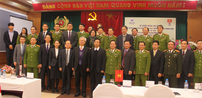  Vietnamese and Korean officials pose for a commemorative photo after the explanatory session on the e-library. 