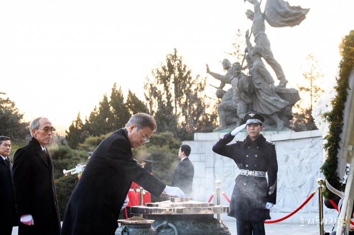 President Moon Jae-in on Jan. 2 burns incense at the Seoul National Cemetery in the Dongjak-gu district of the capital. (Hyoja-dong Studio)