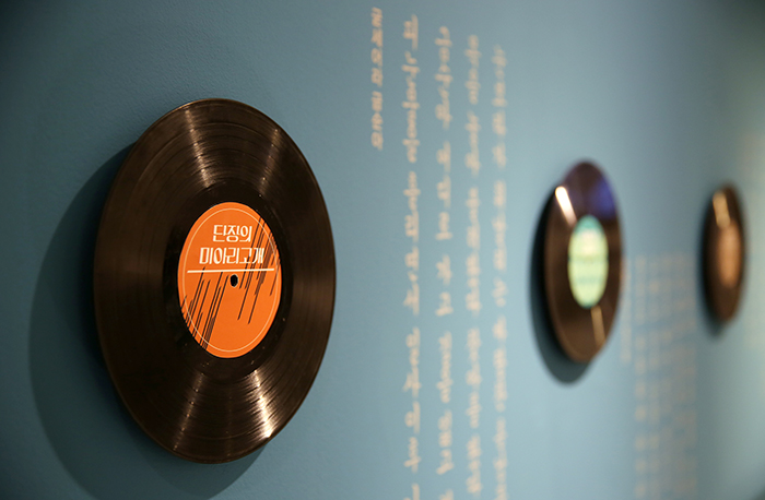 Long-play vinyl records produced in Korea the 1950s are on display. (photo by Jeon Han)