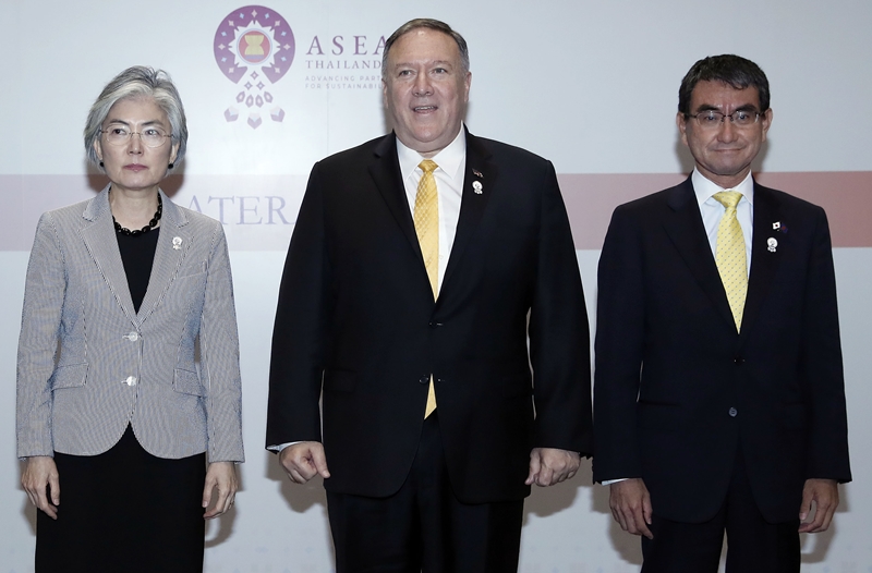 (From left) Foreign ministers from Korea, the U.S. and Japan pose for photos on Aug. 2 after holding tripartite talks in Bangkok. (Yonhap News)