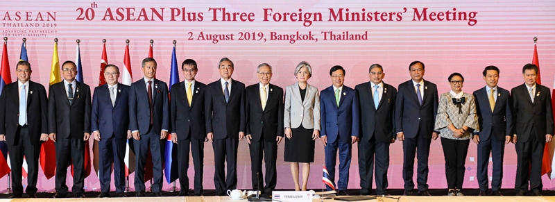 Foreign Minister Kang Kyung-hwa (fifth from right) on Aug. 2 poses for a group photo with participants at the ASEAN+3 Foreign Ministers’ Meeting in Bangkok. (Ministry of Foreign Affairs)