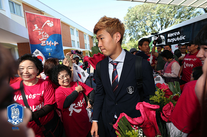  Son Heung-min is surrounded by fans as he arrives at the team's base camp in Foz do Iguaçu, Brazil. (photo courtesy of the Korea Football Association) 