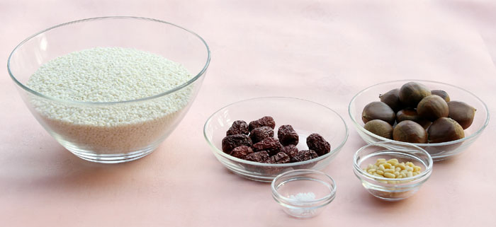 Glutinous rice, chestnuts, pine nuts and jujubes are the main ingredients in <i>yaksik</i>. 
