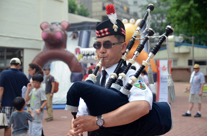 year_of_korea_canadian_chamber_of_commerce_party_bagpiper.jpg