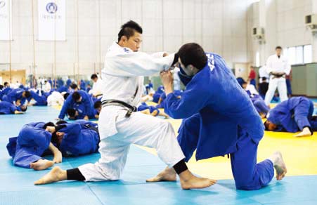 Wang Ki-chun (left) practices new moves with a student.
