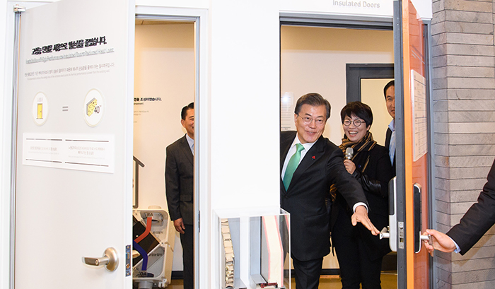 President Moon Jae-in inspects a model zero-energy apartment complex, called the Nowon Energy Zero Houses, in Nowon-gu District, Seoul, on Dec. 7.