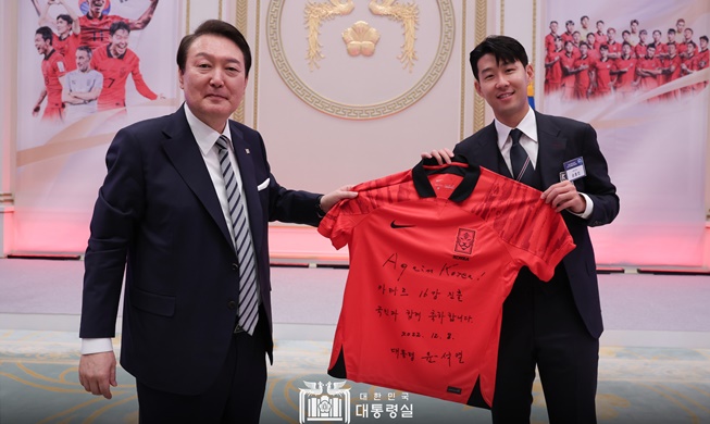 President Yoon hosts dinner for nat'l soccer team, calls them 'WC champs'