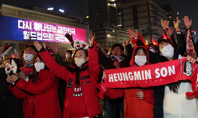 Fans in Seoul cheer louder for soccer team than in Qatar