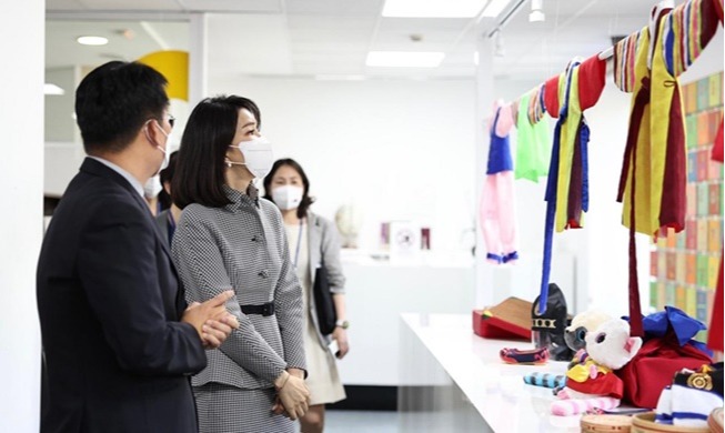 🎧 First lady Kim hails efforts of Korean Cultural Center in Spai...