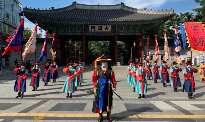 Changing of royal guard ceremony at Seoul palace resumed