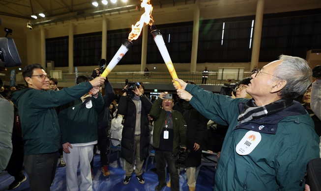 Culture Minister Yu lights Gangwon 2024 torch, checks facilities