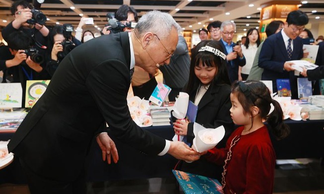 Culture minister gives gift to mark World Book Day