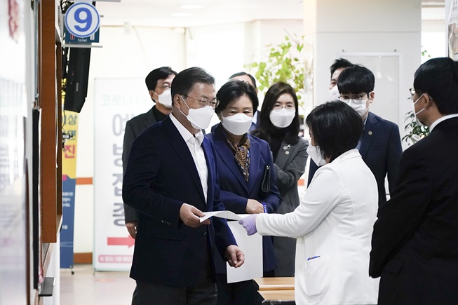 President Moon: I feel relieved after getting vaccinated