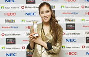 Gummy wins K-pop new artist award at Japan billboard aw...