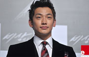 Rain heats up stage at military event 