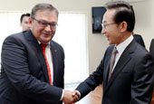 120909_President_Lee_Greenland_Premier_Kuupik_kleist.jpg