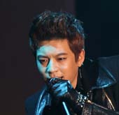 Se7en Tears Up at the Start of His Last Round of Concer...