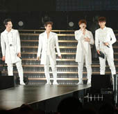 [Concert Review] 2PM performs at the Tokyo Dome in tear...
