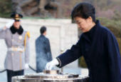 President Park visits national cemetery on New Year’s Day