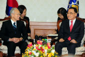 PM Chung meets former Japanese PM Murayama