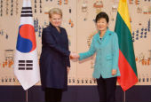 President Park holds summit with Lithuanian leader