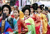 Hanbok festival ushers in spring in Insadong