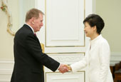 President Park meets N. Korean human rights UN chair Kirby