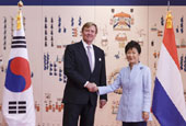 President Park discusses cooperation with Dutch king