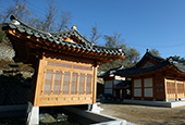 Be one with literature at a Hanok library on Inwangsan Mountain