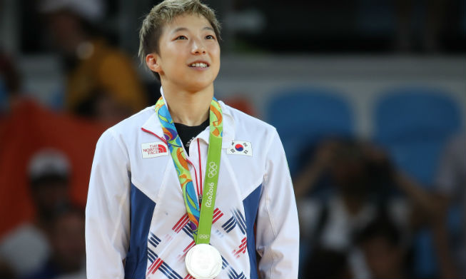 Judoka Jeong Bo-kyeong wins silver for S. Korea's first medal in Rio 