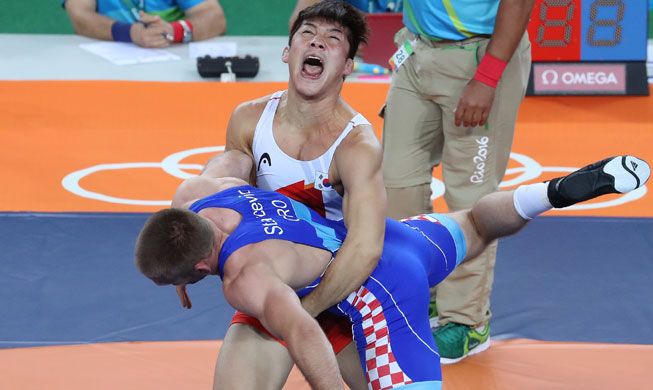 S. Korean wrestler Kim Hyeon-woo overcomes judging controversy to win bronze