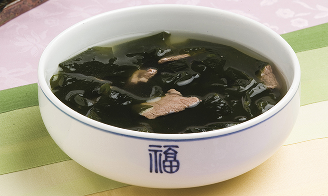 Korean recipe: Miyeokguk seaweed soup (미역국)