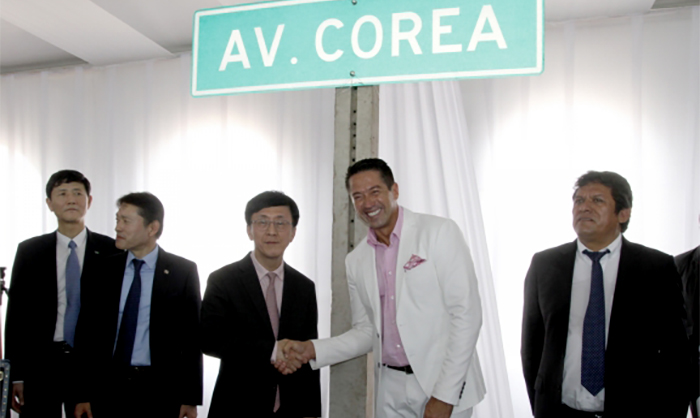 Bolivian suburb names main street 'Avenida Corea'