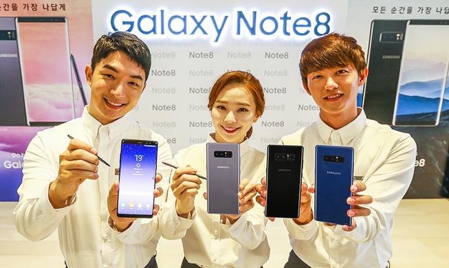 Samsung, LG unveil premium phones