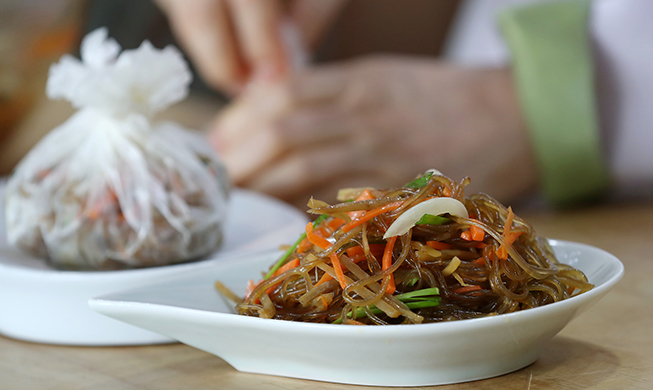 [Korean recipes for PyeongChang 2018] Simple japchae stir-fried glass noodles with vegetables