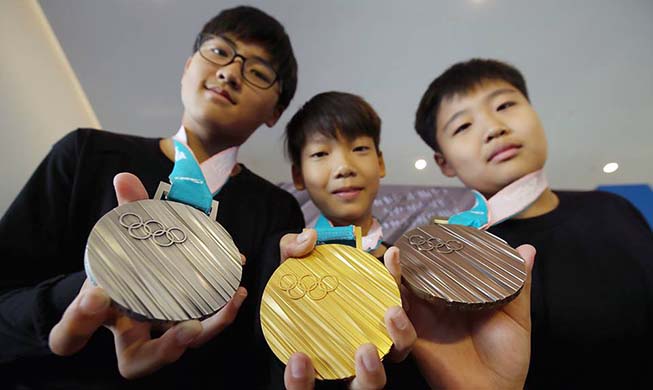 Medals show Korean heritage, nature