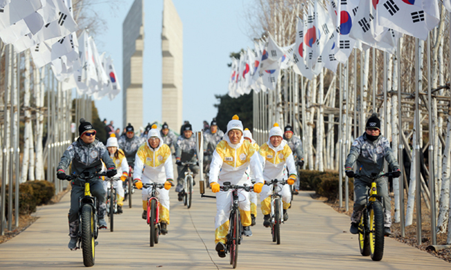PyeongChang torch relay lights up Gangwon-do