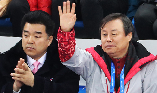 Sports ministers of two Koreas cheer figure skaters