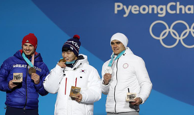 President Moon congratulates PyeongChang skeleton gold medalist