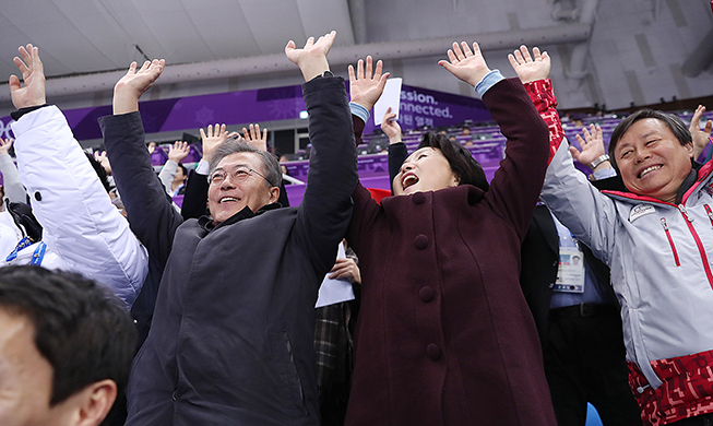 President Moon and first lady cheer for short track
