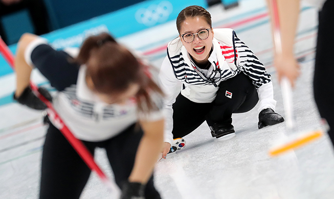 Korean women's curling 'Team Kim' enters semifinals