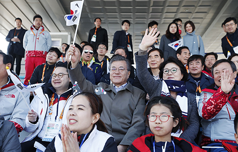 President Moon roots for South, North para cross-country skiers