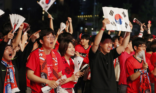 Cheers for Team Korea fill Gwanghwamun Square