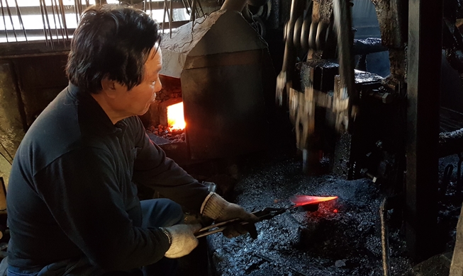 Blacksmith in small provincial town sells hit tool on Amazon.com