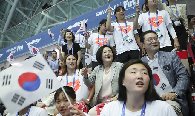First lady Kim cheers for Korea at World Aquatics Championships in Gwangju