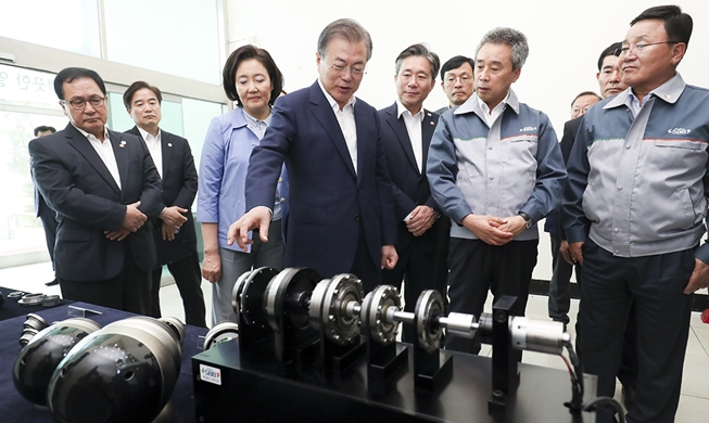 President Moon says Korea to 'stand up to Japan' through own tech