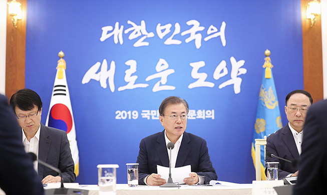 President Moon urges Japan to retract trade sanctions on Korea
