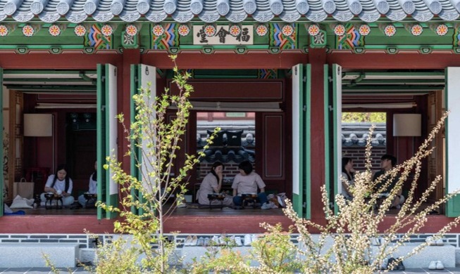 Royal desserts and tea at Gyeongbokgung Palace