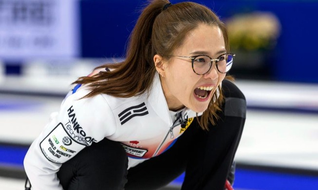 Women's curling team wins historic silver in world tourney