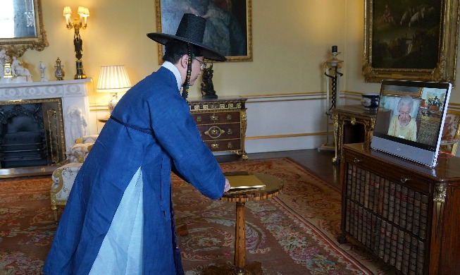 Ambassador to UK holds virtual meeting with Queen Elizabeth in Hanbok